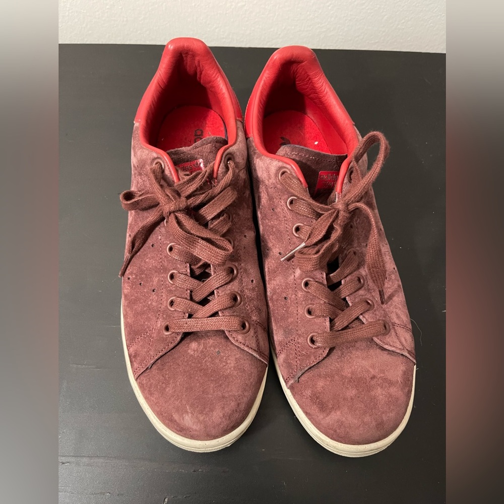 I’m selling some Stan smith burgundy adidas